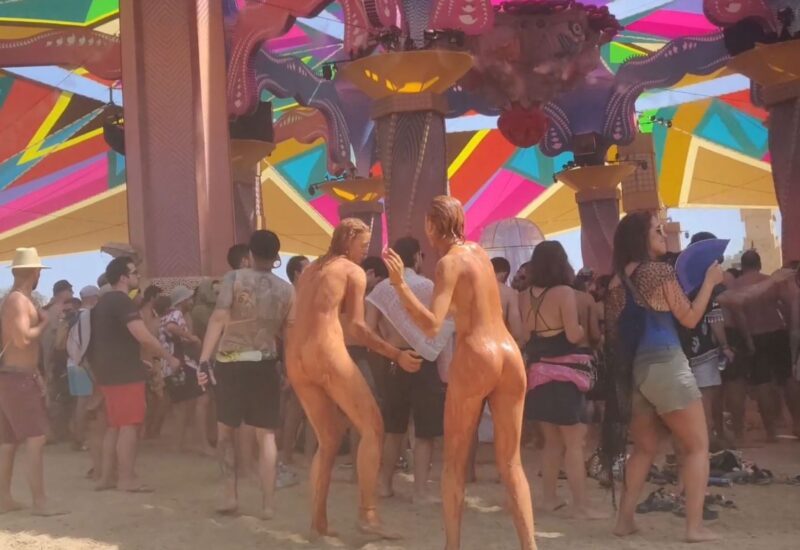 nip18-mudgirls-dancing