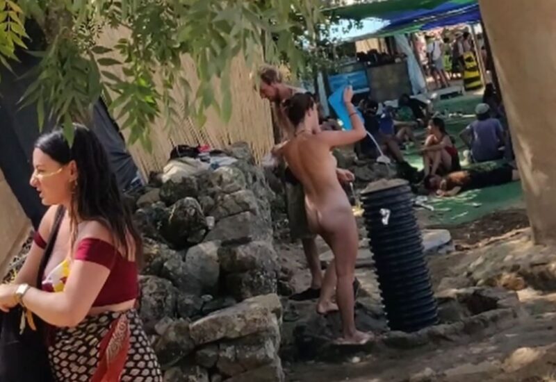 nip28-she-cleans-herself