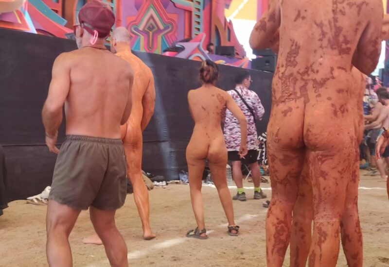 nip19-mudgirls-on-dancefloor